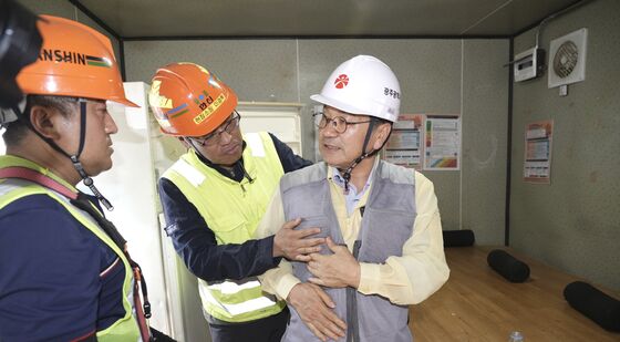 폭염 대처 냉조끼 착용해보는 강기정 시장