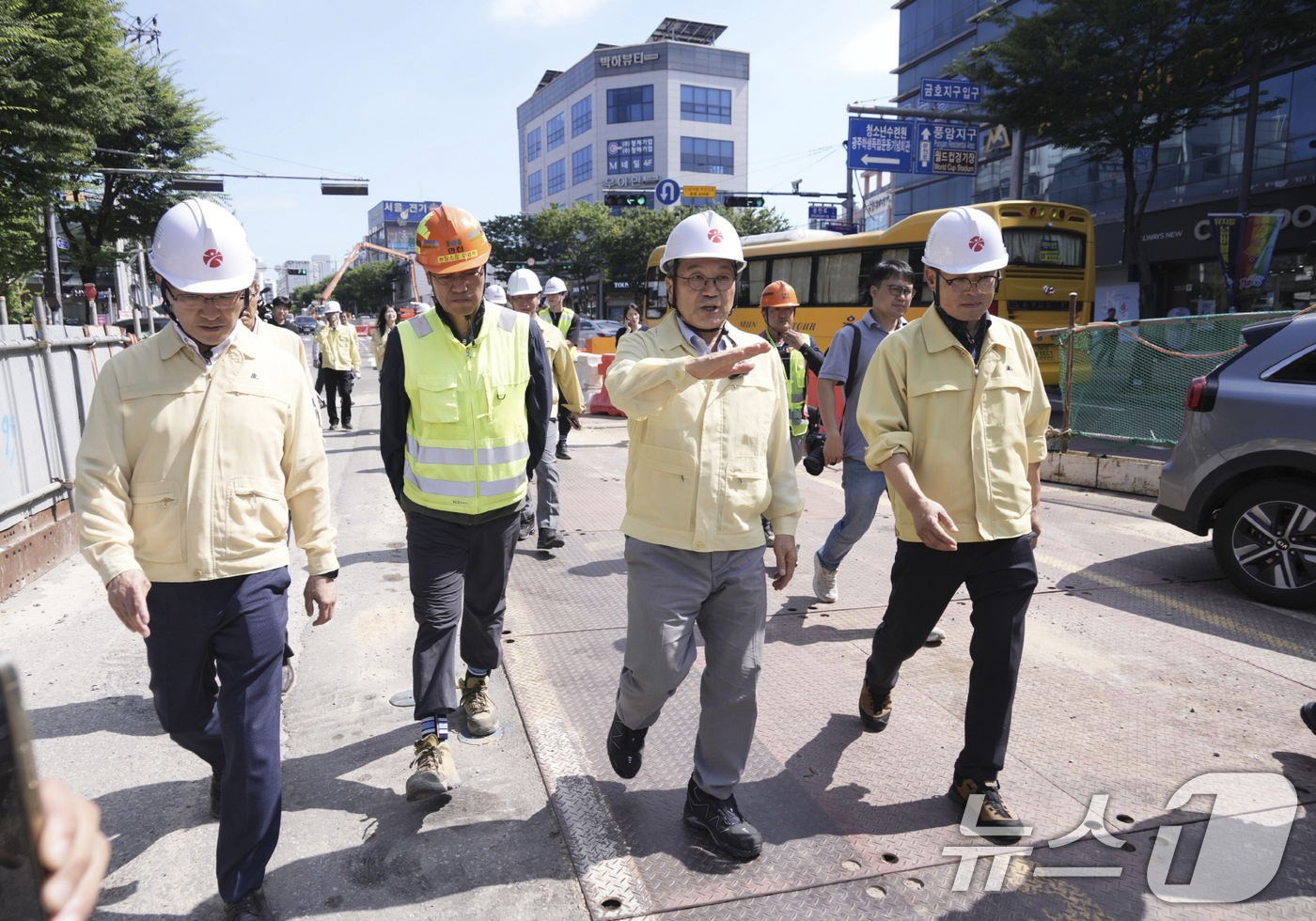 (광주=뉴스1) 박준배 기자 = 강기정 광주시장이 지난 9일 오후 서구 금호지구입구 사거리 도시철도 2호선 1단계 건설 현장을 방문해 공사 진행 상황을 살피고 현장 근로자들을 위한 …
