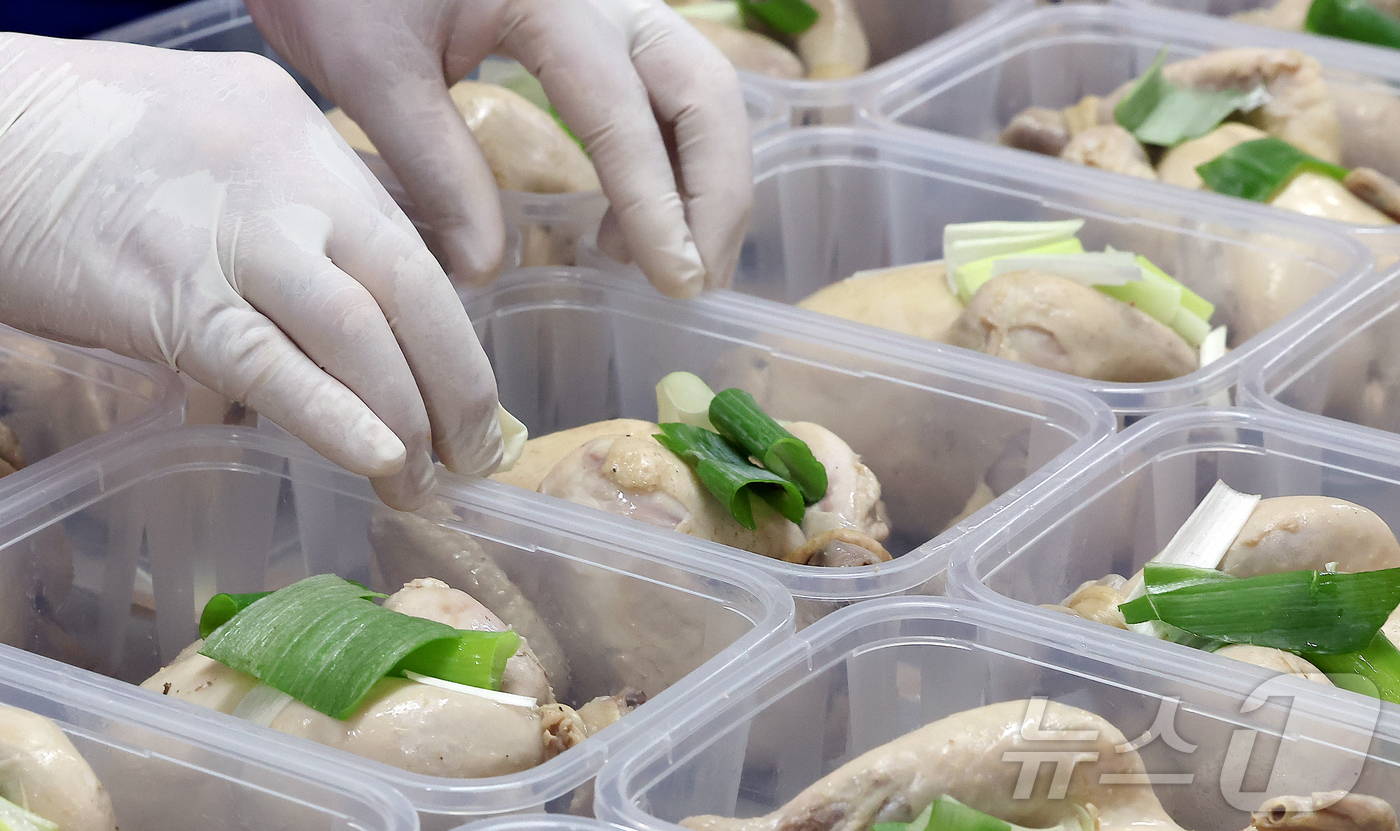 (서울=뉴스1) 김진환 기자 = 초복을 열흘 앞둔 10일 서울 노원구 대한적십자사 서울특별지사 북부봉사관에서 고려아연 임직원과 적십자봉사원들이 초복맞이 취약계층 여름나기 지원 삼계 …