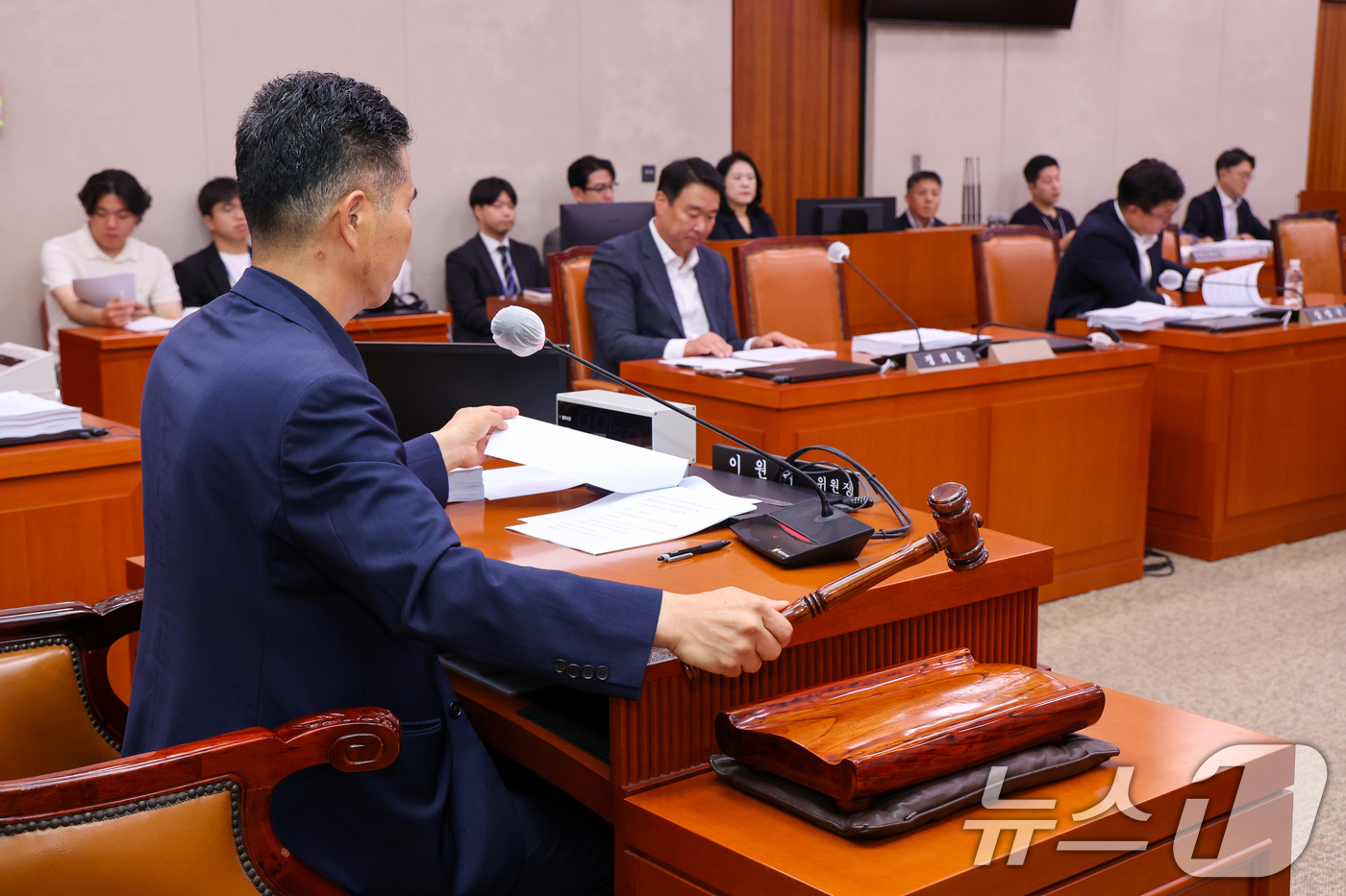 (서울=뉴스1) 안은나 기자 = 10일 서울 여의도 국회에서 열린 제427회국회(임시회) 제1차 농림축산식품법안심사소위원회에서 이원택 소위원장이 양곡관리법 등 농업 4법 심사를 위 …