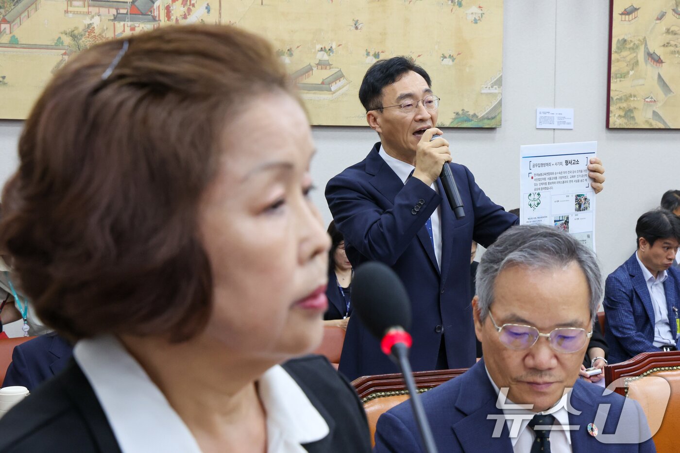본문 이미지 - 장신호 서울교육대학교 총장이 10일 서울 여의도 국회에서 열린 교육위원회 리박스쿨 청문회에 출석해 손효숙 리박스쿨 대표&#40;왼쪽&#41;에 대한 형사고소 계획을 밝히고 있다. 2025.7.10/뉴스1 ⓒ News1 안은나 기자