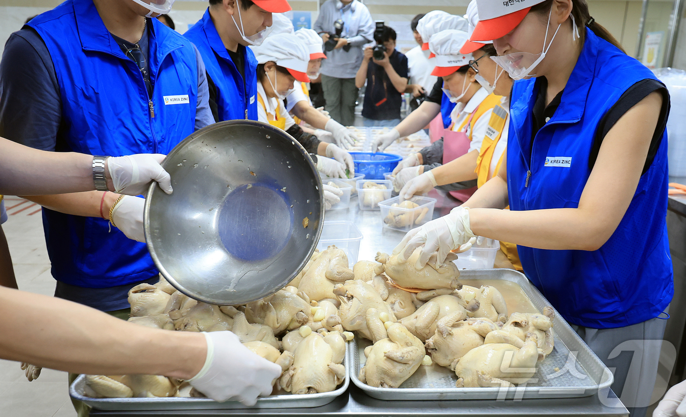 (서울=뉴스1) 김진환 기자 = 초복을 열흘 앞둔 10일 서울 노원구 대한적십자사 서울특별지사 북부봉사관에서 고려아연 임직원과 적십자봉사원들이 초복맞이 취약계층 여름나기 지원 삼계 …