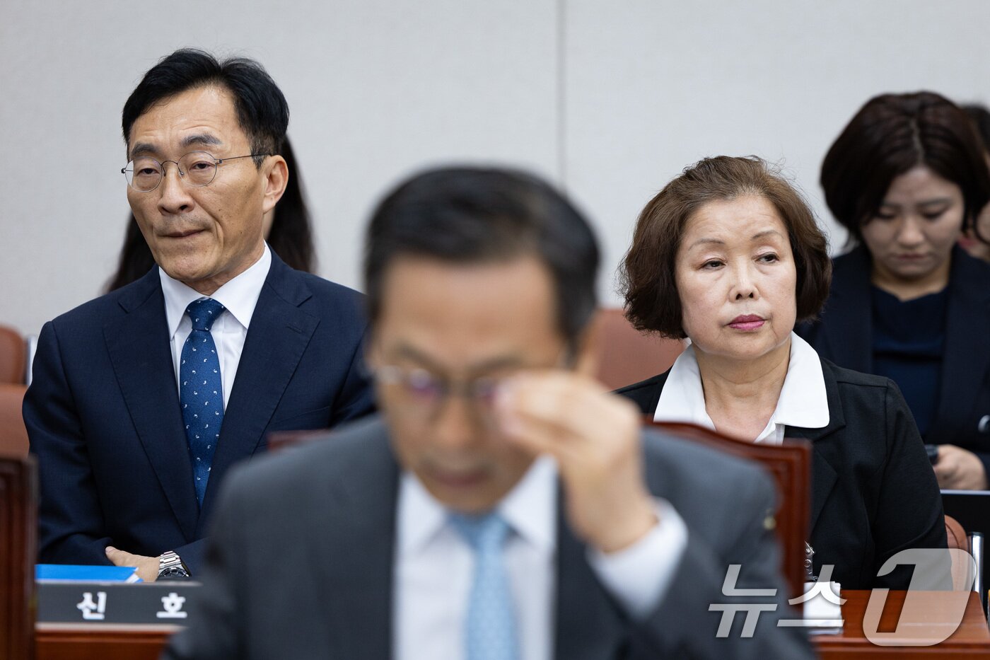 본문 이미지 - 손효숙 리박스쿨 대표&#40;오른쪽&#41;와 장신호 서울교육대학교 총장이 10일 서울 여의도 국회에서 열린 교육위원회 리박스쿨 청문회에 출석해 자리하고 있다. 2025.7.10/뉴스1 ⓒ News1 유승관 기자