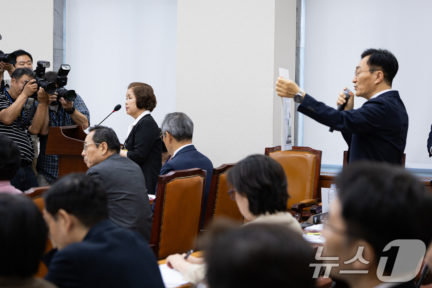 (서울=뉴스1) 유승관 기자 = 장신호 서울교육대학교 총장이 10일 서울 여의도 국회에서 열린 교육위원회 리박스쿨 청문회에 출석해 한국늘봄교육연합회와 리박스쿨 형사고소 관련 발언을 …