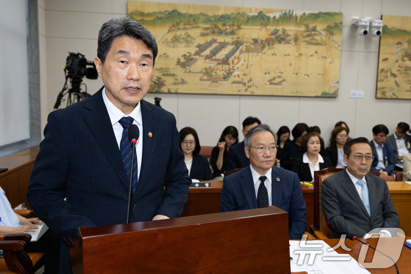 (서울=뉴스1) 유승관 기자 = 이주호 사회부총리 겸 교육부 장관이 10일 서울 여의도 국회에서 열린 교육위원회 전체회의에서 AI 교과서 교육자료 격하 법안 의결 관련 유감을 표명 …