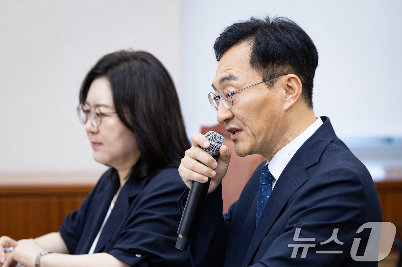 본문 이미지 - 장신호 서울교육대학교 총장이 10일 서울 여의도 국회에서 열린 교육위원회 리박스쿨 청문회에 출석해 의원 질의에 답하고 있다. 2025.7.10/뉴스1 ⓒ News1 유승관 기자