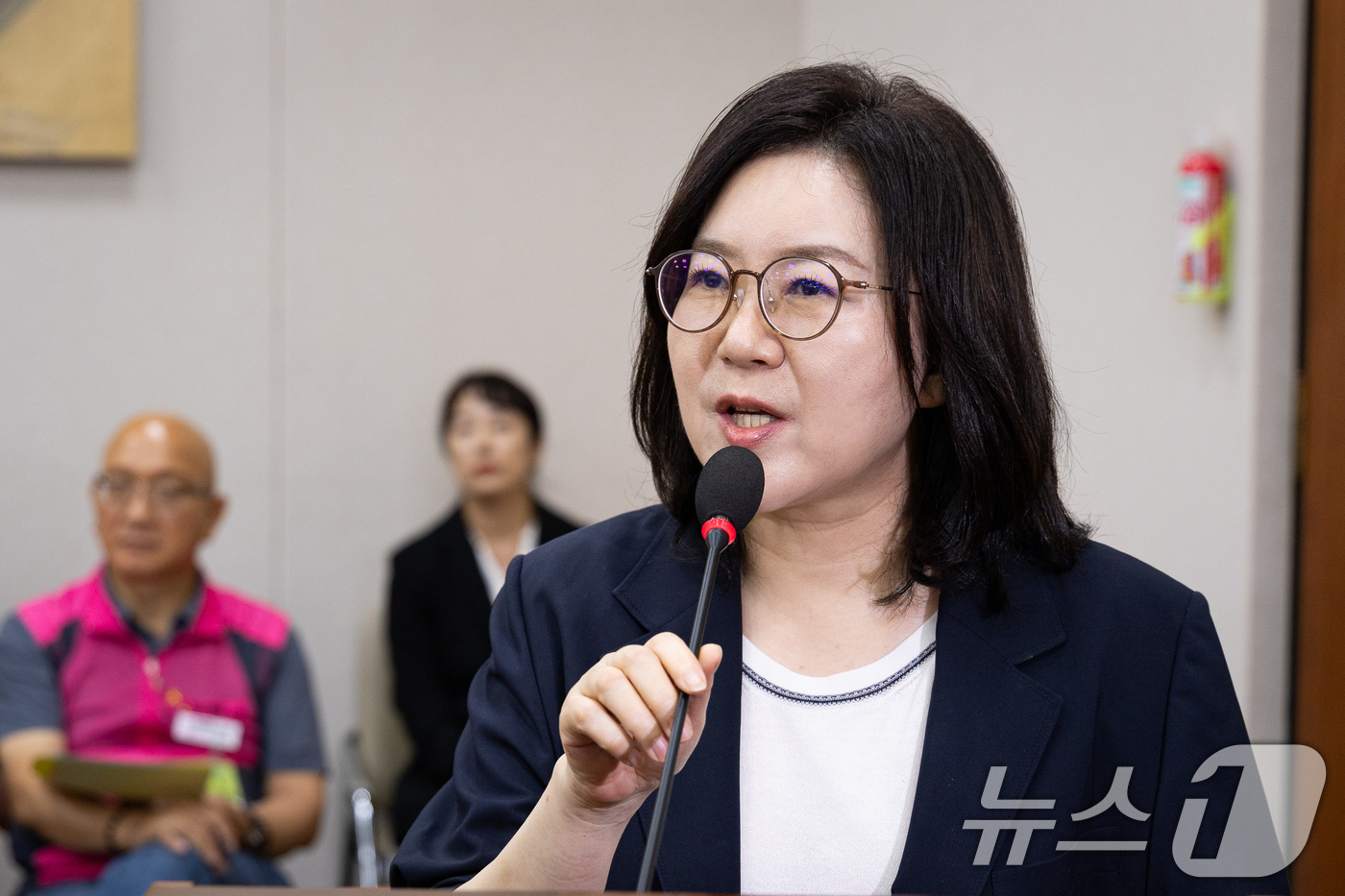 (서울=뉴스1) 유승관 기자 = 이수정 전 교육부 정책자문관(단국대 교수)이 10일 서울 여의도 국회에서 열린 교육위원회 리박스쿨 청문회에 출석해 의원 질의에 답하고 있다. 202 …