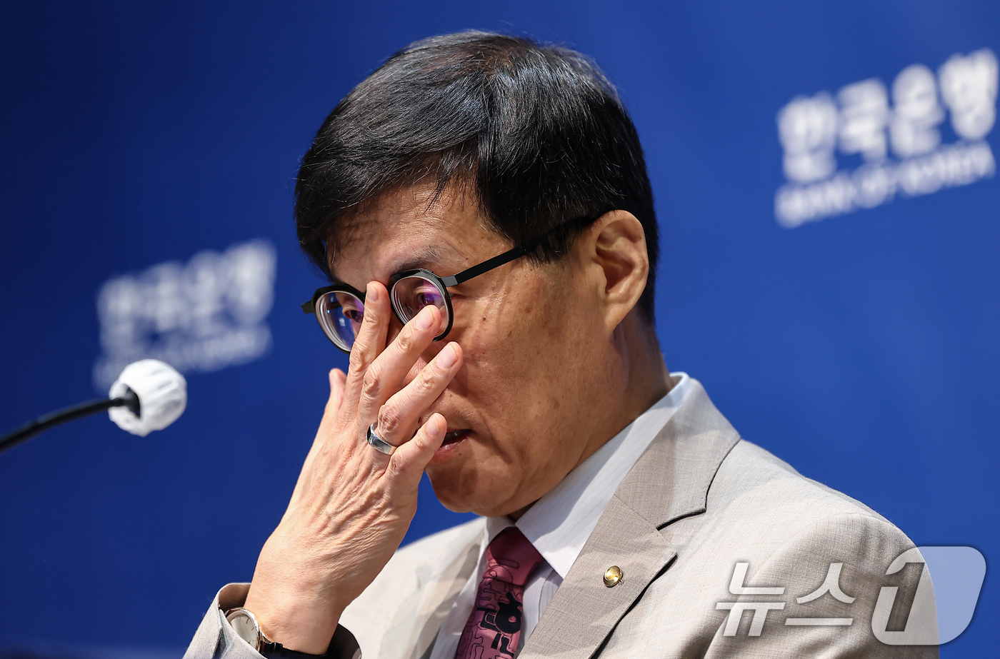 안경 고쳐쓰는 이창용 한은총재 - 뉴스1
