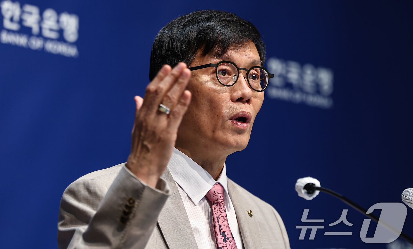 본문 이미지 - 이창용 한국은행 총재가 10일 서울 중구 한국은행에서 열린 금융통화위원회에서 취재진 질문에 답하고 있다. 2025.7.10/뉴스1 ⓒ News1 김도우 기자
