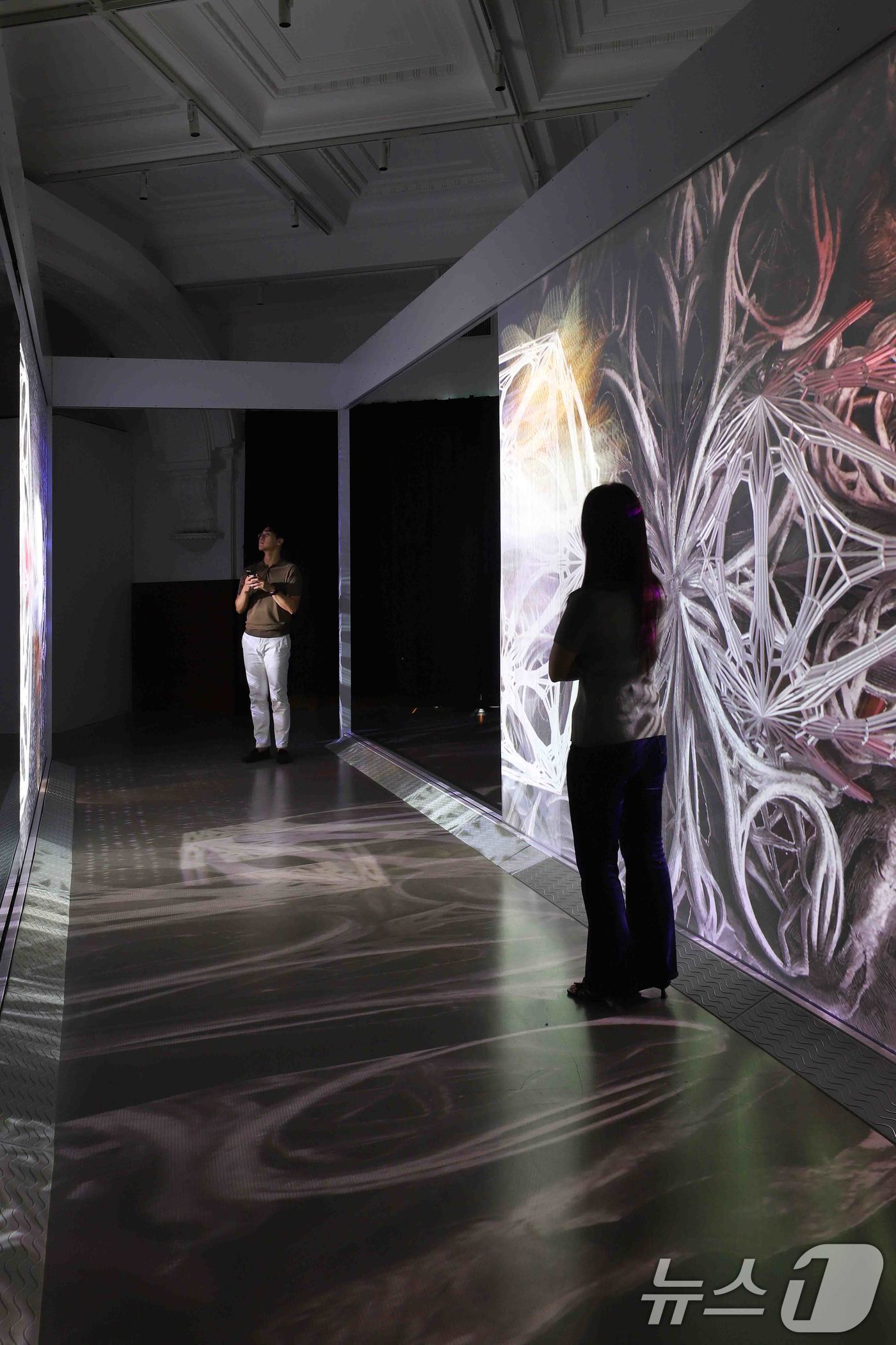 (서울=뉴스1) = 신세계백화점은 오는 8월 31일까지 본점 더 헤리티지 4층에 위치한 헤리티지 뮤지엄에서 '얽힘'이라는 주제로 강이연 작가의 대형 미디어 아트 전시를 선보인다고 …