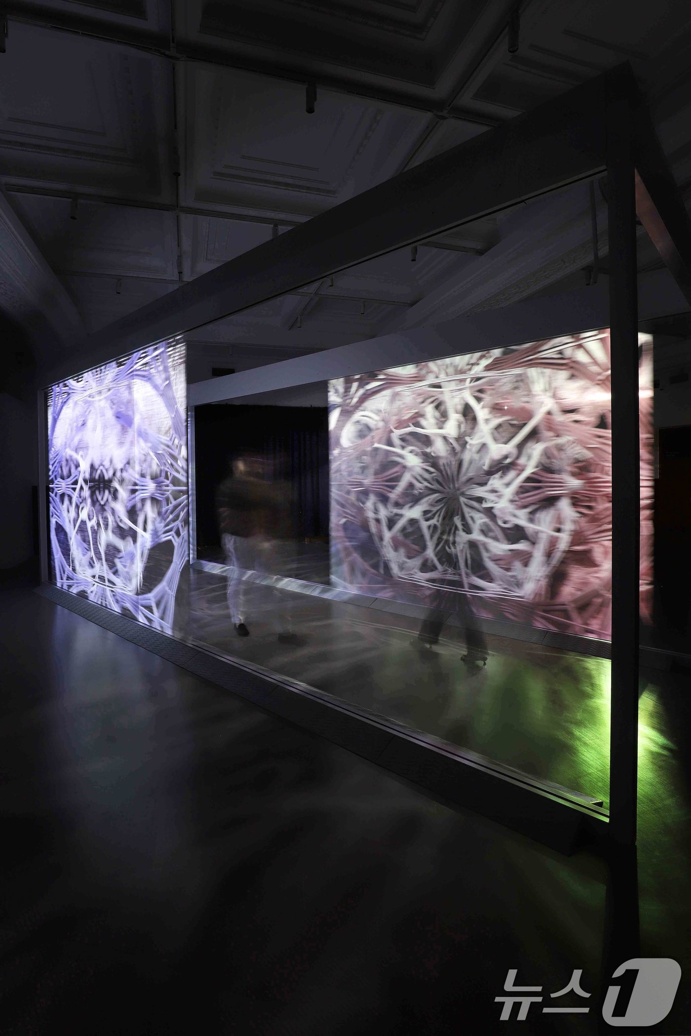 (서울=뉴스1) = 신세계백화점은 오는 8월 31일까지 본점 더 헤리티지 4층에 위치한 헤리티지 뮤지엄에서 '얽힘'이라는 주제로 강이연 작가의 대형 미디어 아트 전시를 선보인다고 …