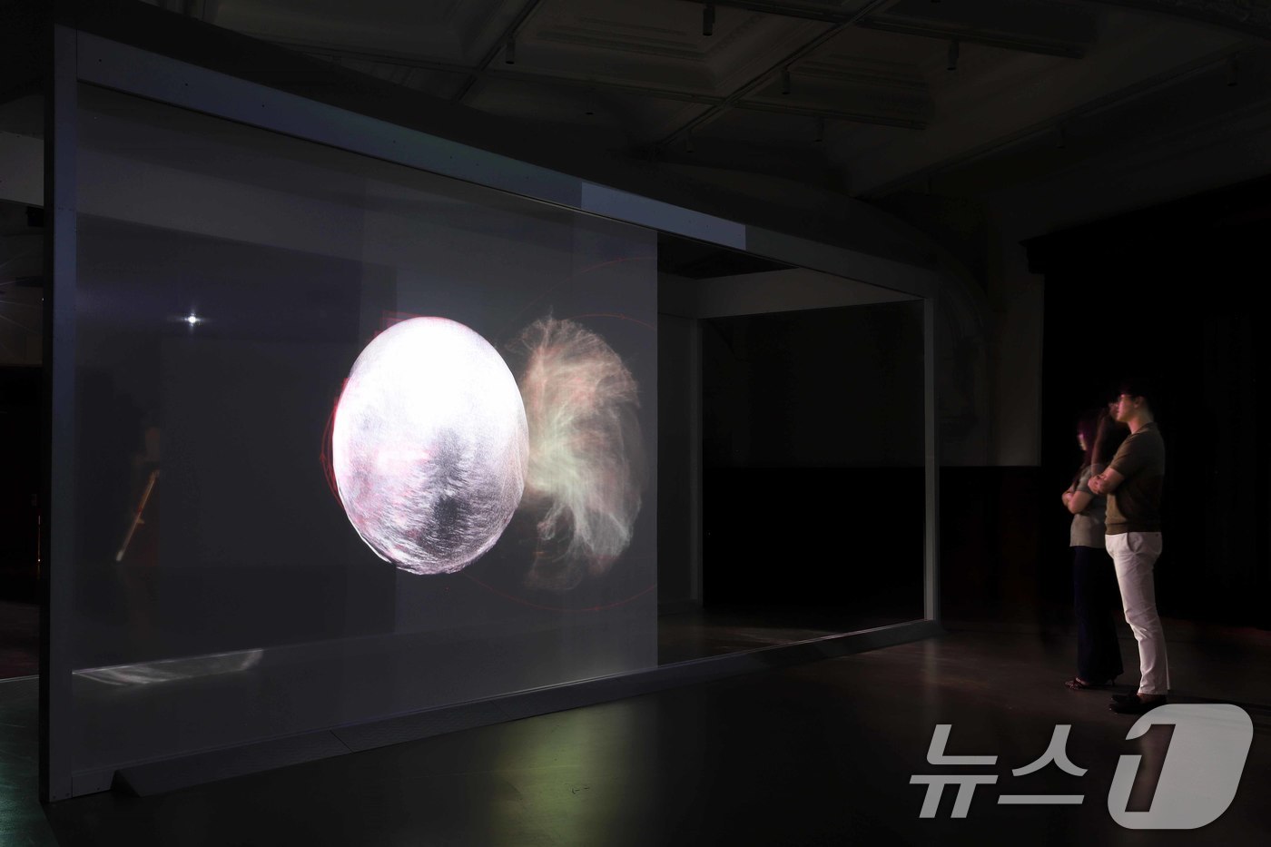 (서울=뉴스1) = 신세계백화점은 오는 8월 31일까지 본점 더 헤리티지 4층에 위치한 헤리티지 뮤지엄에서 '얽힘'이라는 주제로 강이연 작가의 대형 미디어 아트 전시를 선보인다고 …