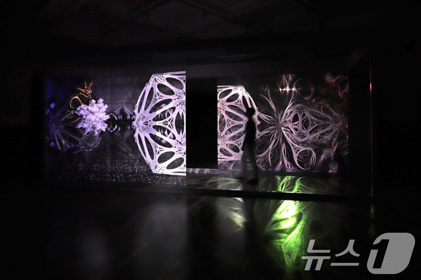 (서울=뉴스1) = 신세계백화점은 오는 8월 31일까지 본점 더 헤리티지 4층에 위치한 헤리티지 뮤지엄에서 '얽힘'이라는 주제로 강이연 작가의 대형 미디어 아트 전시를 선보인다고 …