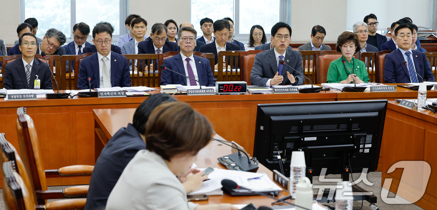 (서울=뉴스1) 안은나 기자 = 김민재 행정안전부 장관 직무대행(차관)이 10일 서울 여의도 국회에서 열린 제427회국회(임시회) 행정안전위원회 제1차 전체회의에 출석해 의원 질의 …
