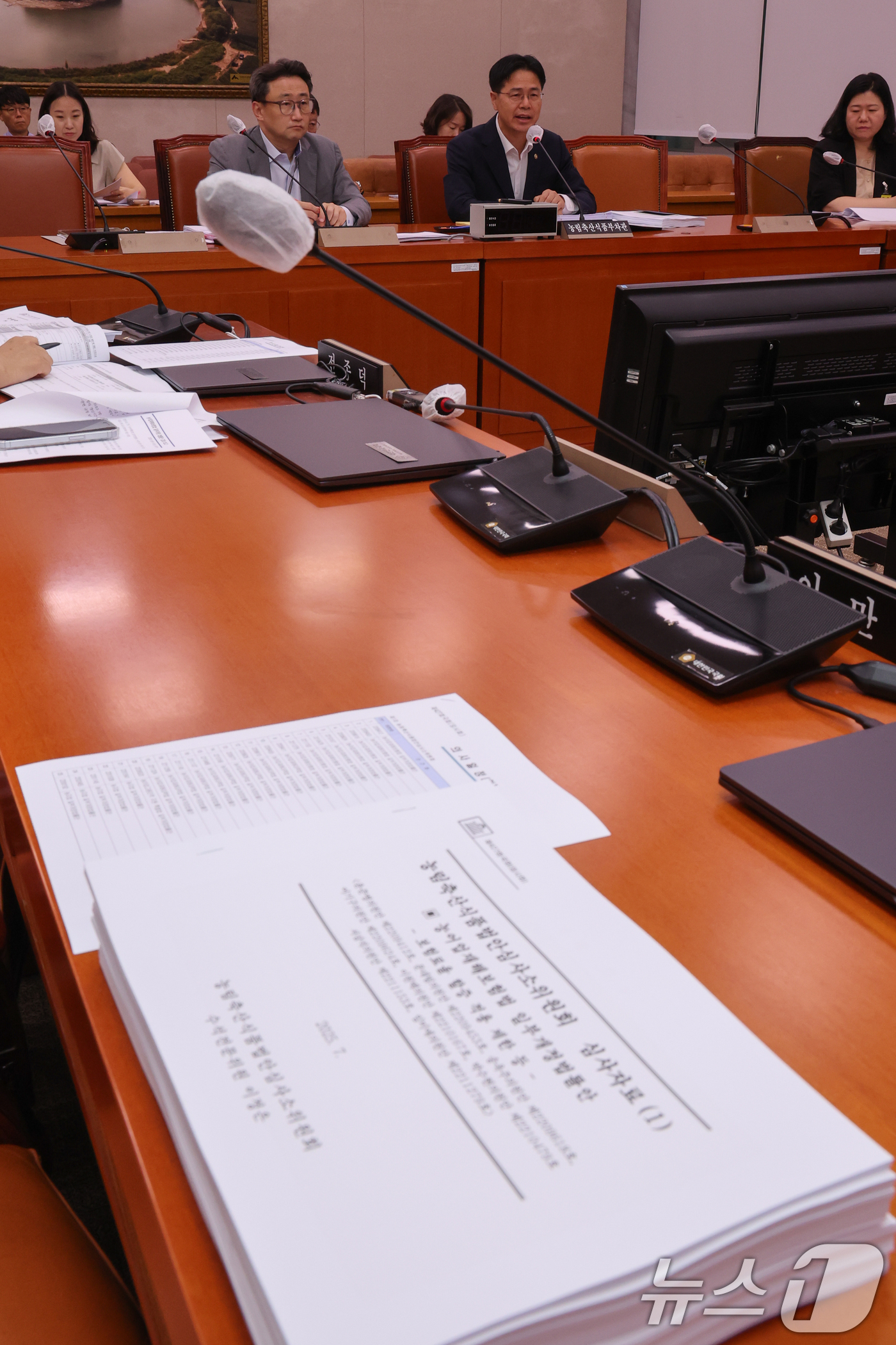 (서울=뉴스1) 안은나 기자 = 10일 서울 여의도 국회에서 열린 제427회국회(임시회) 제1차 농림축산식품법안심사소위원회에서 이원택 소위원장이 양곡관리법 등 농업 4법 심사 자료 …