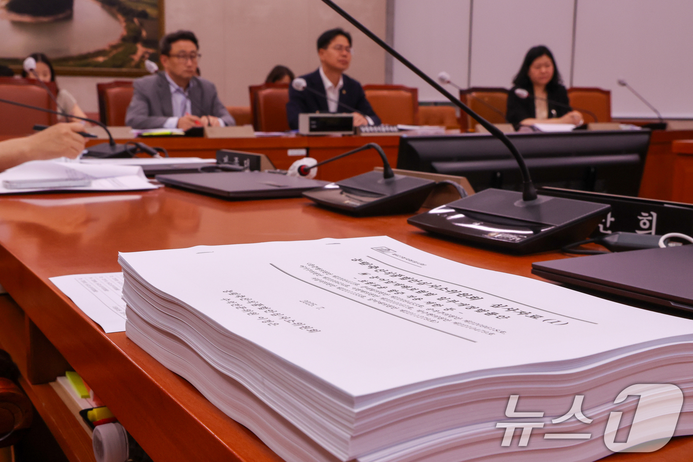 (서울=뉴스1) 안은나 기자 = 10일 서울 여의도 국회에서 열린 제427회국회(임시회) 제1차 농림축산식품법안심사소위원회에서 이원택 소위원장이 양곡관리법 등 농업 4법 심사 자료 …