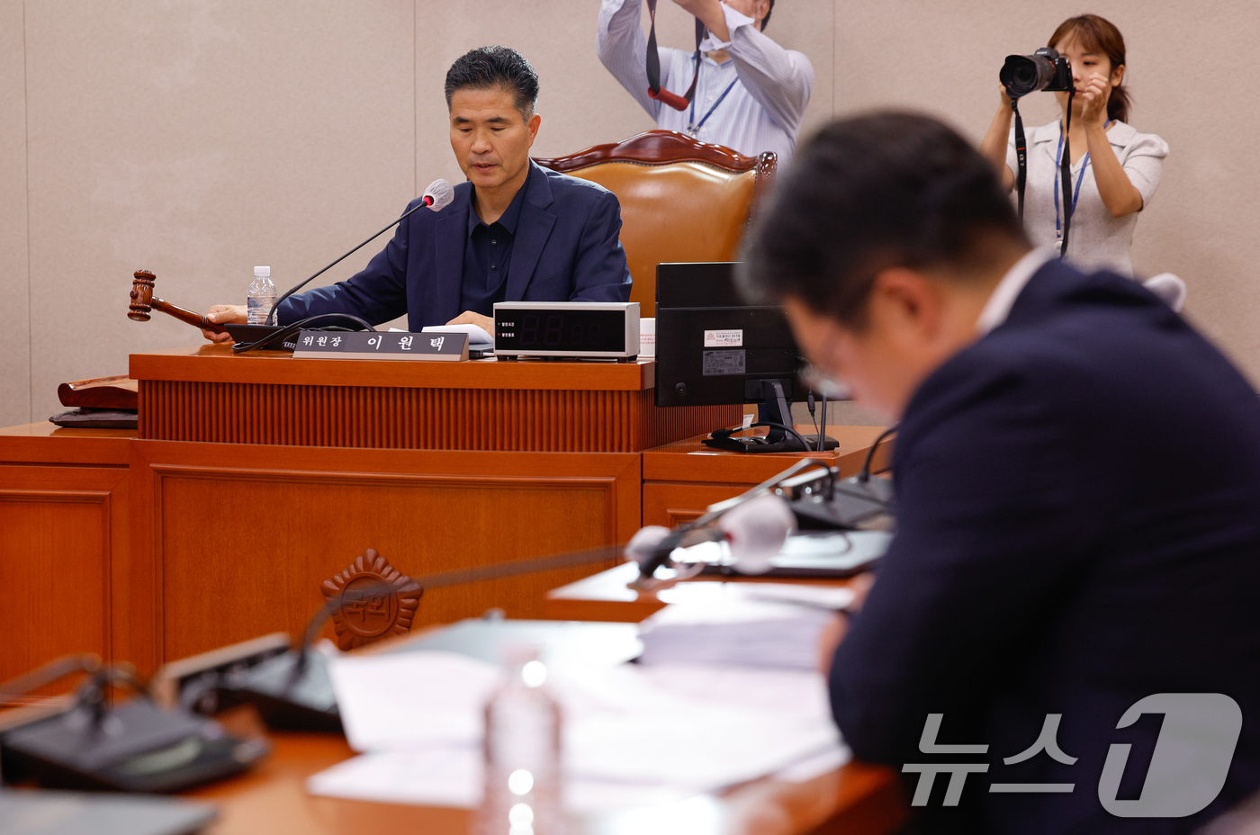 (서울=뉴스1) 안은나 기자 = 10일 서울 여의도 국회에서 열린 제427회국회(임시회) 제1차 농림축산식품법안심사소위원회에서 이원택 소위원장이 양곡관리법 등 농업 4법 심사를 위 …