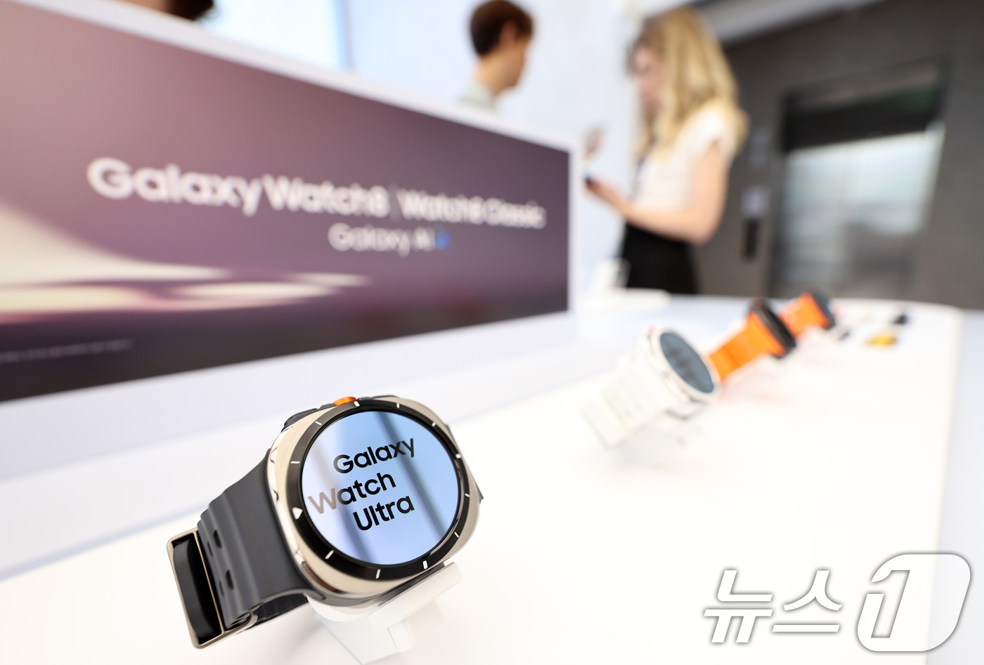 (서울=뉴스1) 구윤성 기자 = 10일 서울 서초구 삼성 강남에서 이용객들이 갤럭시워치8 시리즈를 살펴보고 있다. 2025.7.10/뉴스1