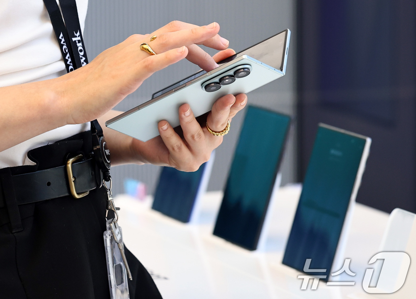 (서울=뉴스1) 구윤성 기자 = 10일 서울 서초구 삼성 강남에서 이용객들이 갤럭시 Z폴드7과 플립7 등 신제품을 살펴보고 있다. 2025.7.10/뉴스1