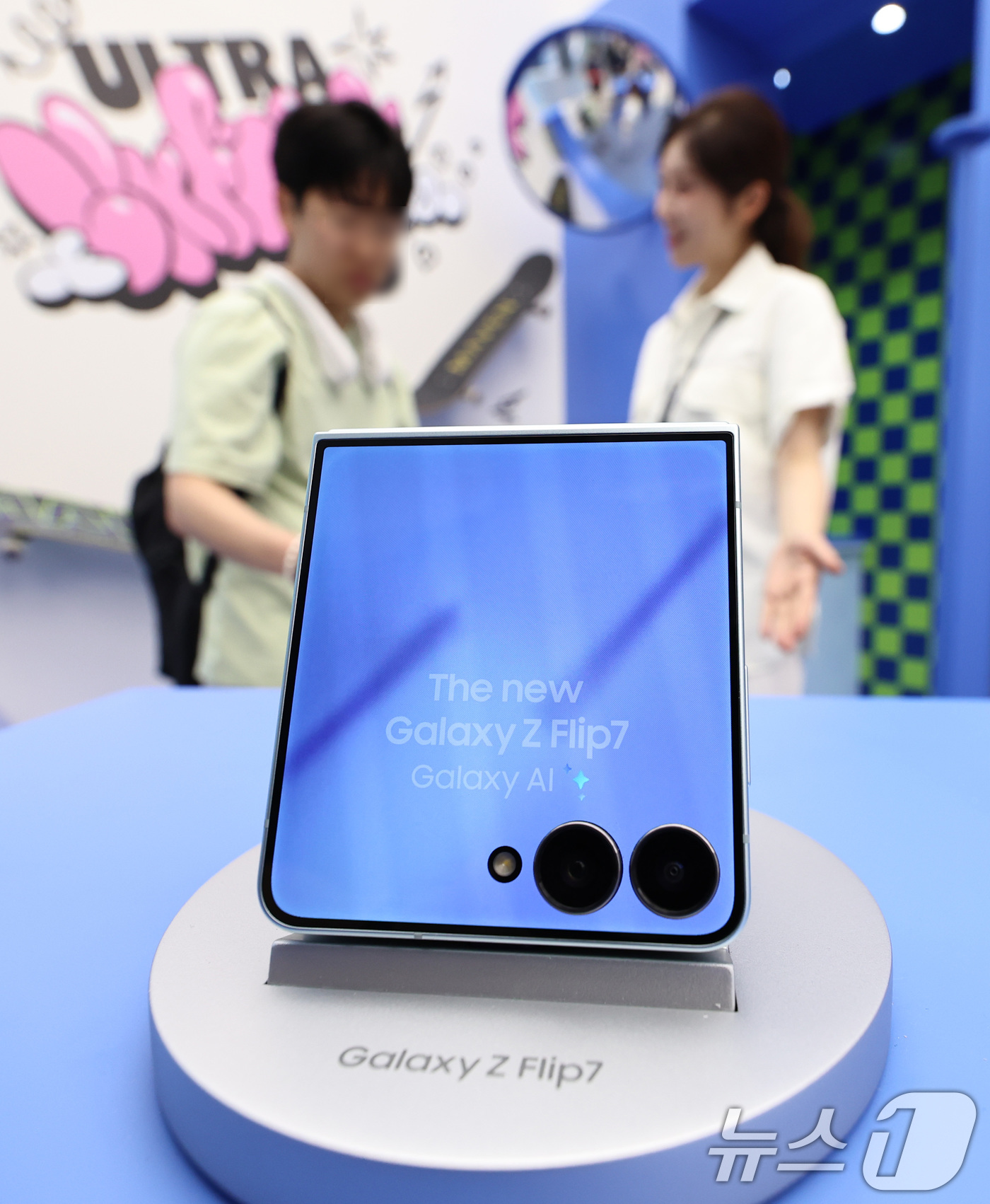 (서울=뉴스1) 구윤성 기자 = 10일 서울 서초구 삼성 강남에서 이용객들이 갤럭시 Z폴드7과 플립7 등 신제품을 살펴보고 있다. 2025.7.10/뉴스1