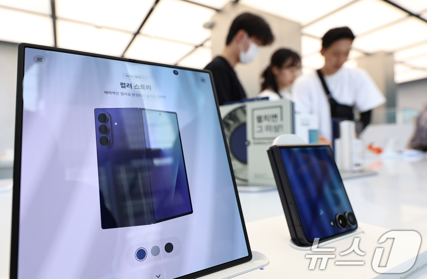 (서울=뉴스1) 구윤성 기자 = 10일 서울 서초구 삼성 강남에서 이용객들이 갤럭시 Z폴드7과 플립7 등 신제품을 살펴보고 있다. 2025.7.10/뉴스1
