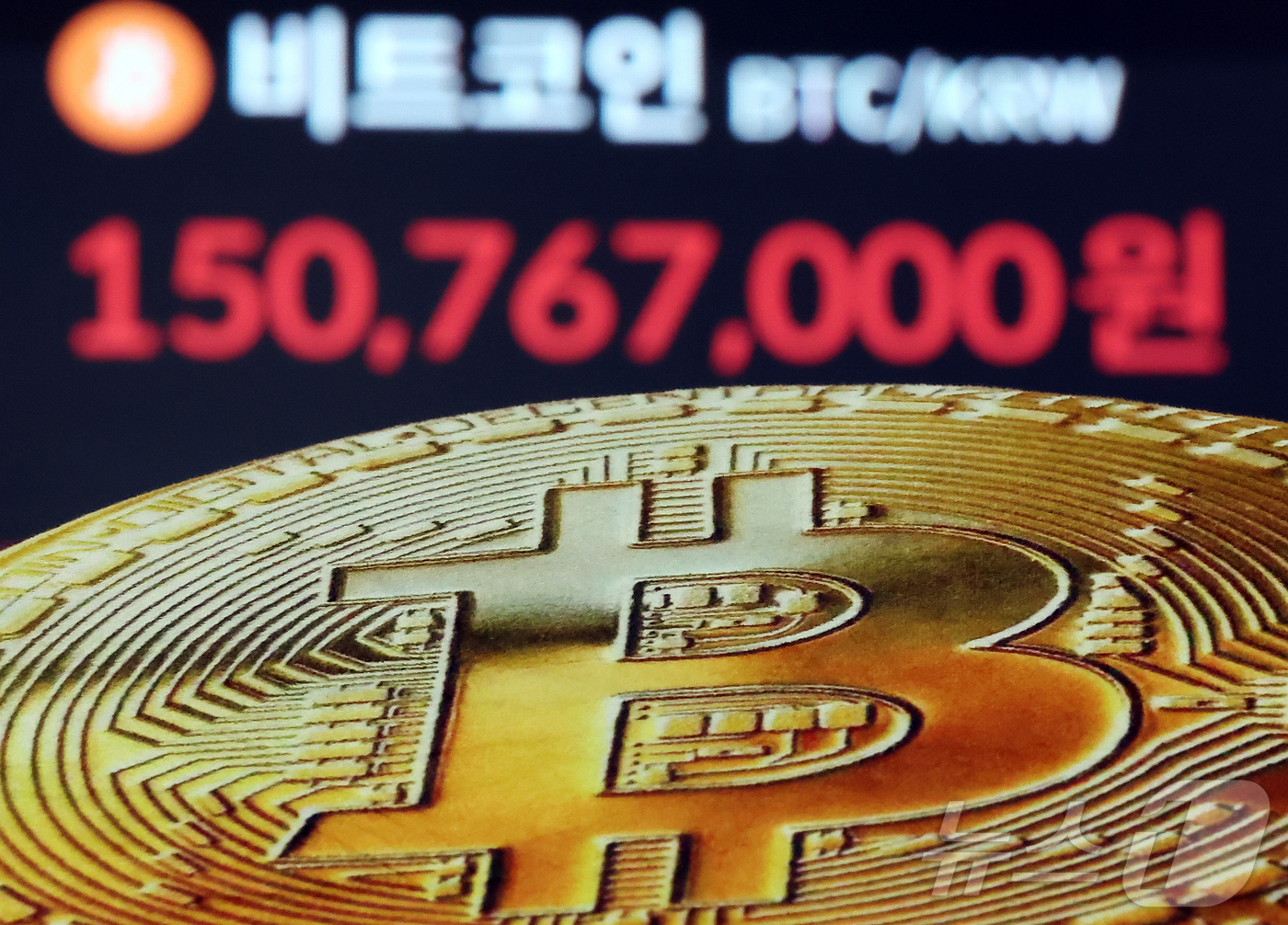 (서울=뉴스1) 김진환 기자 = 10일 오후 서울 강남구 서초구 빗썸라운지 강남본점 전광판에 비트코인 거래 가격이 표시되고 있다.비트코인은 지난 9일(현지 시간) 미국 최대 가상자 …