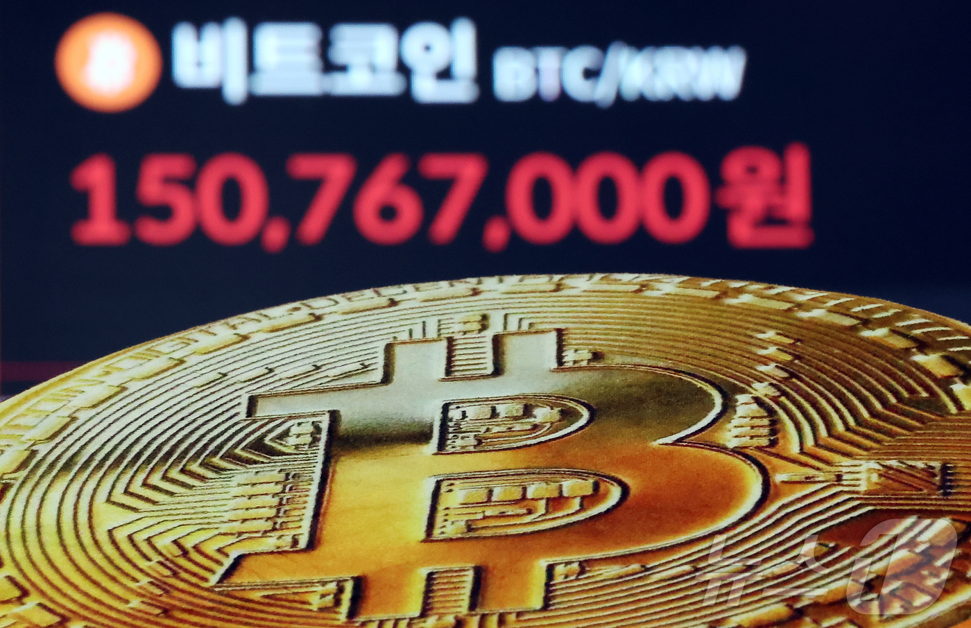 (서울=뉴스1) 김진환 기자 = 10일 오후 서울 강남구 서초구 빗썸라운지 강남본점 전광판에 비트코인 거래 가격이 표시되고 있다.비트코인은 지난 9일(현지 시간) 미국 최대 가상자 …