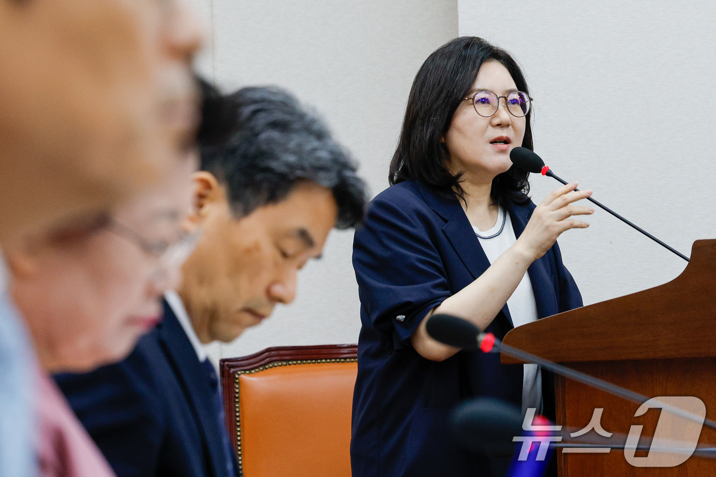 (서울=뉴스1) 안은나 기자 = 이수정 전 교육부 정책자문관(단국대 교수)이 10일 서울 여의도 국회 교육위원회에서 열린 리박스쿨 청문회에 출석해 의원 질의에 답하고 있다. 202 …