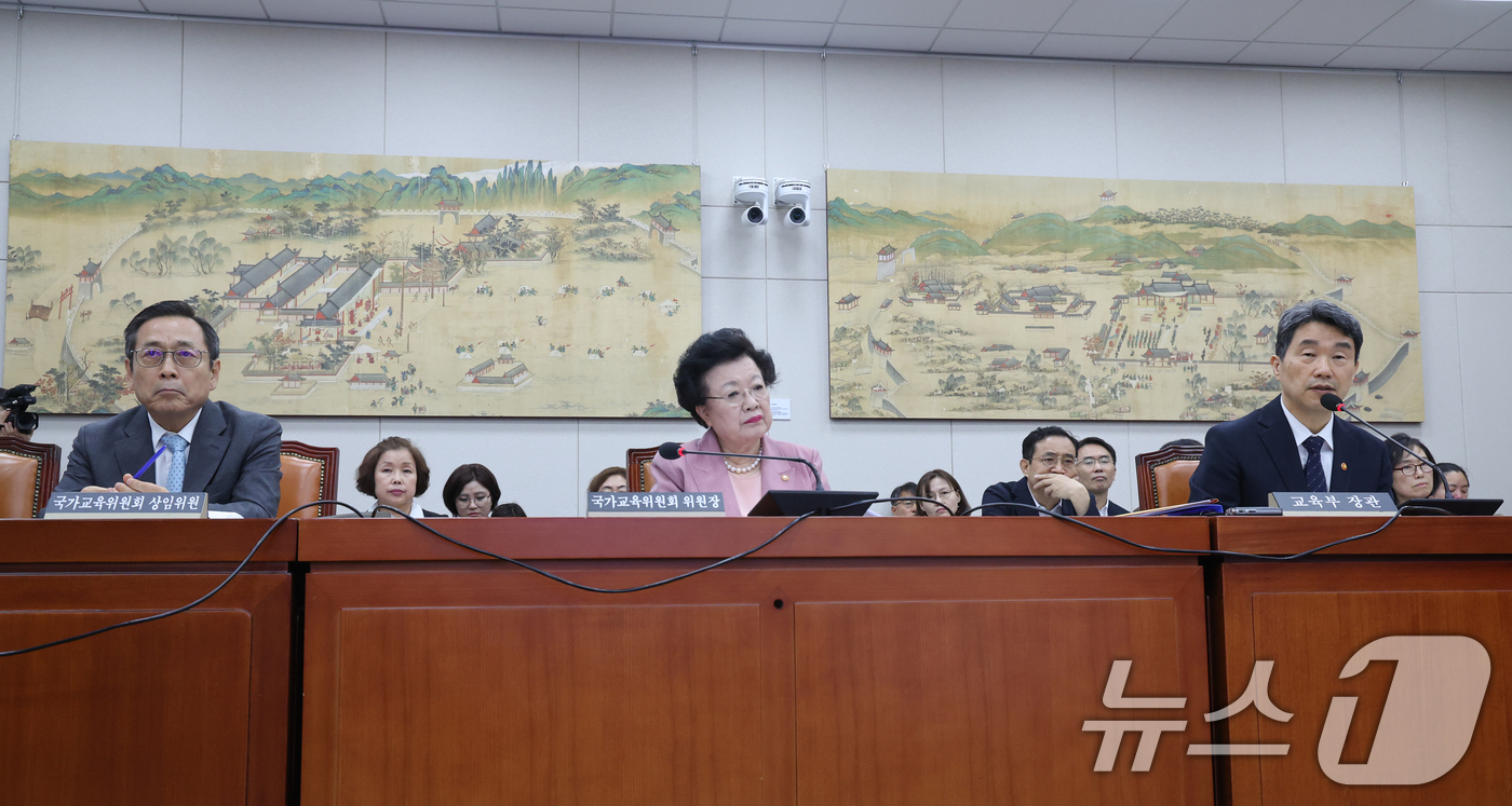 (서울=뉴스1) 안은나 기자 = 이주호 사회부총리 겸 교육부 장관이 10일 서울 여의도 국회 교육위원회에서 열린 리박스쿨 청문회에 출석해 의원 질의에 답하고 있다. 2025.7.1 …
