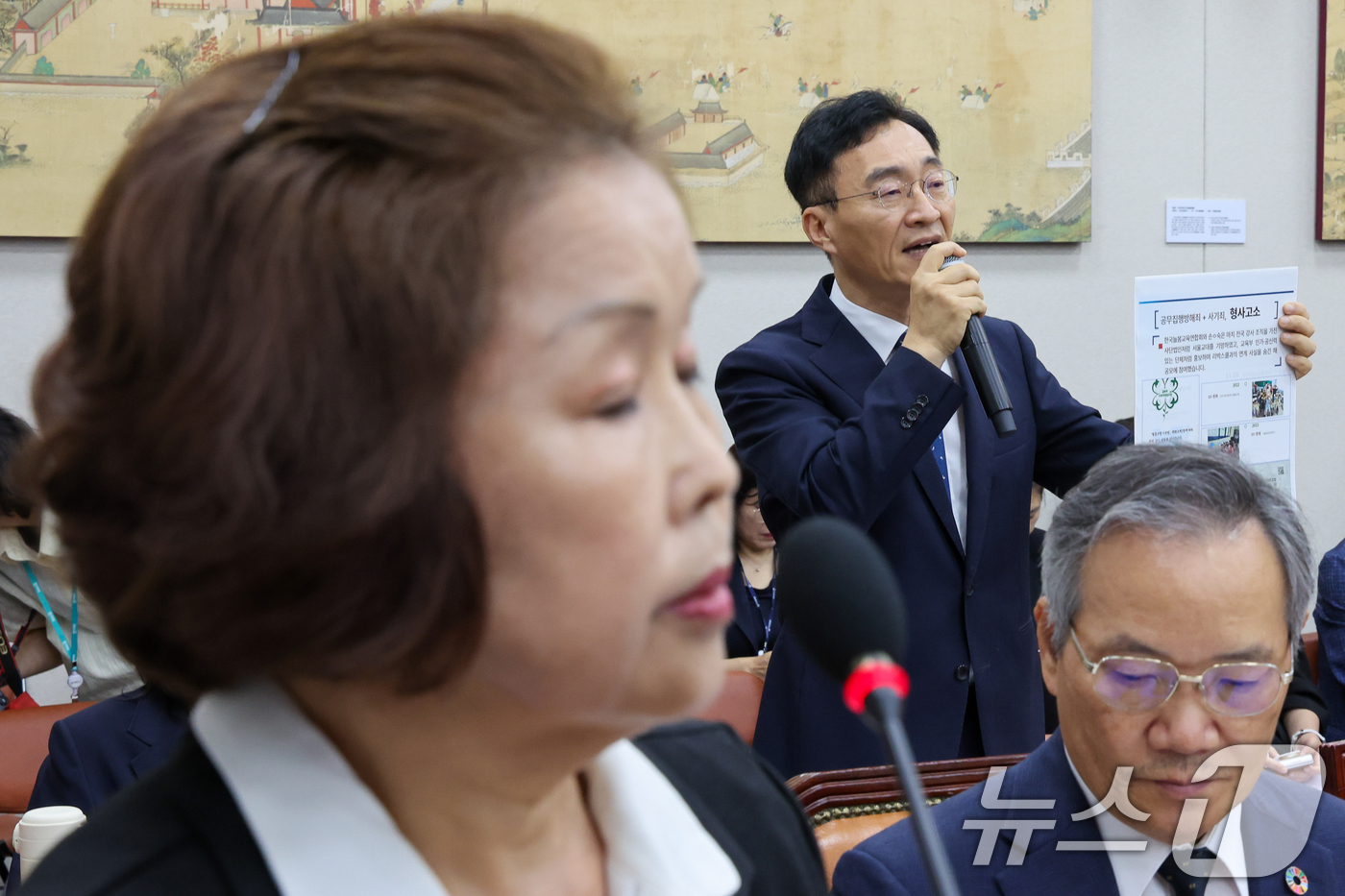(서울=뉴스1) 안은나 기자 = 장신호 서울교육대학교 총장이 10일 서울 여의도 국회에서 열린 교육위원회 리박스쿨 청문회에 출석해 손효숙 리박스쿨 대표(왼쪽)에 대한 형사고소 계획 …