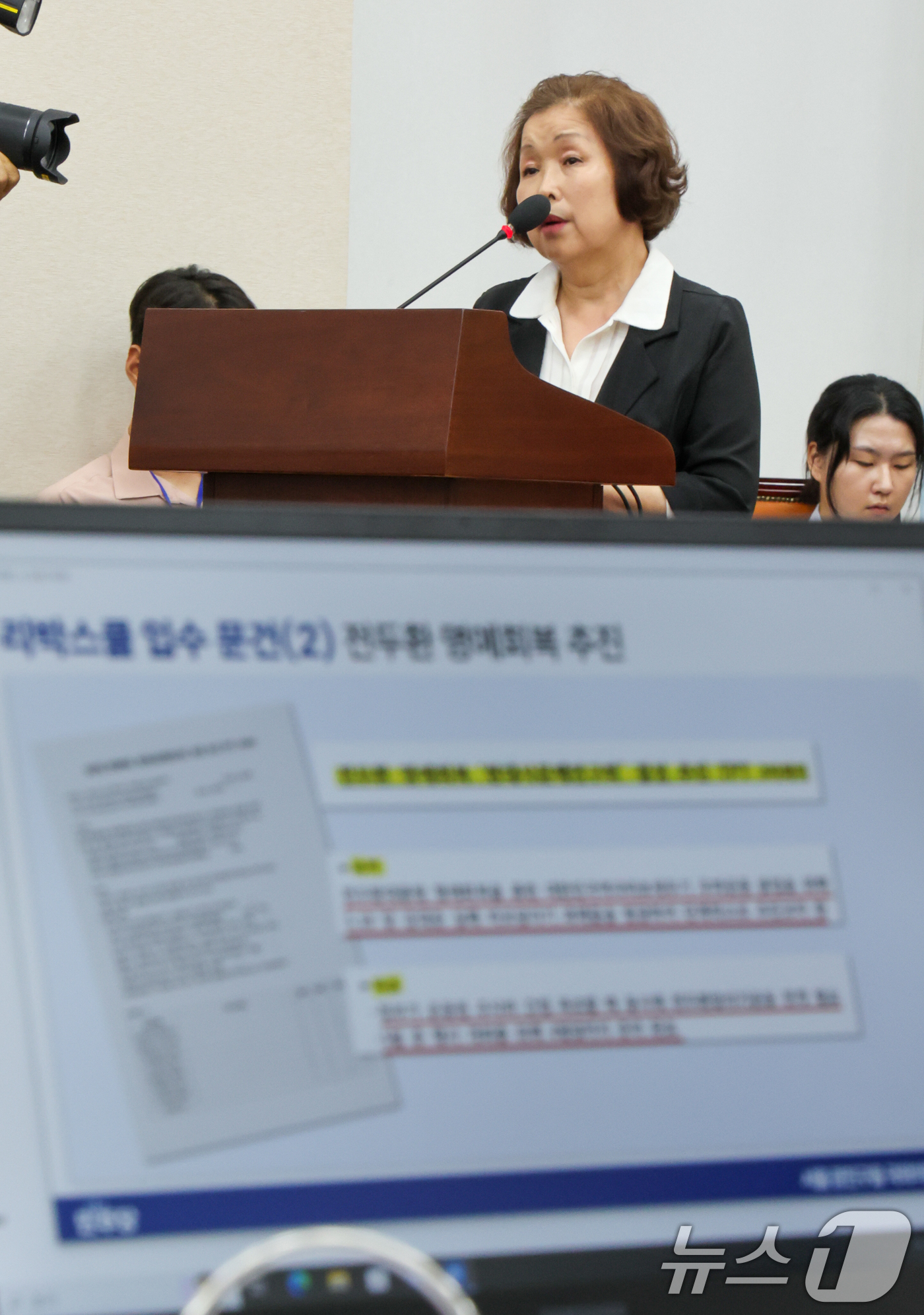 (서울=뉴스1) 안은나 기자 = 손효숙 리박스쿨 대표가 10일 서울 여의도 국회 교육위원회에서 열린 리박스쿨 청문회에 출석해 고민정 더불어민주당 의원 질의에 답하고 있다. 2025 …