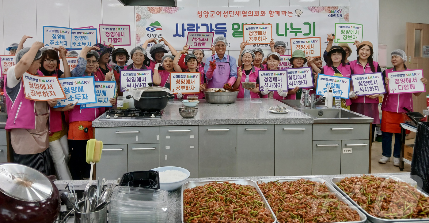 (청양=뉴스1) 이동원 기자 = 김돈곤 청양군수와 청양군여성단체협의회 회원들이 10일 농업기술센터 가공실습실에서 밑반찬 나눔 봉사활동을 하고 있다..이날 행사는 무더위 속에서도 취 …
