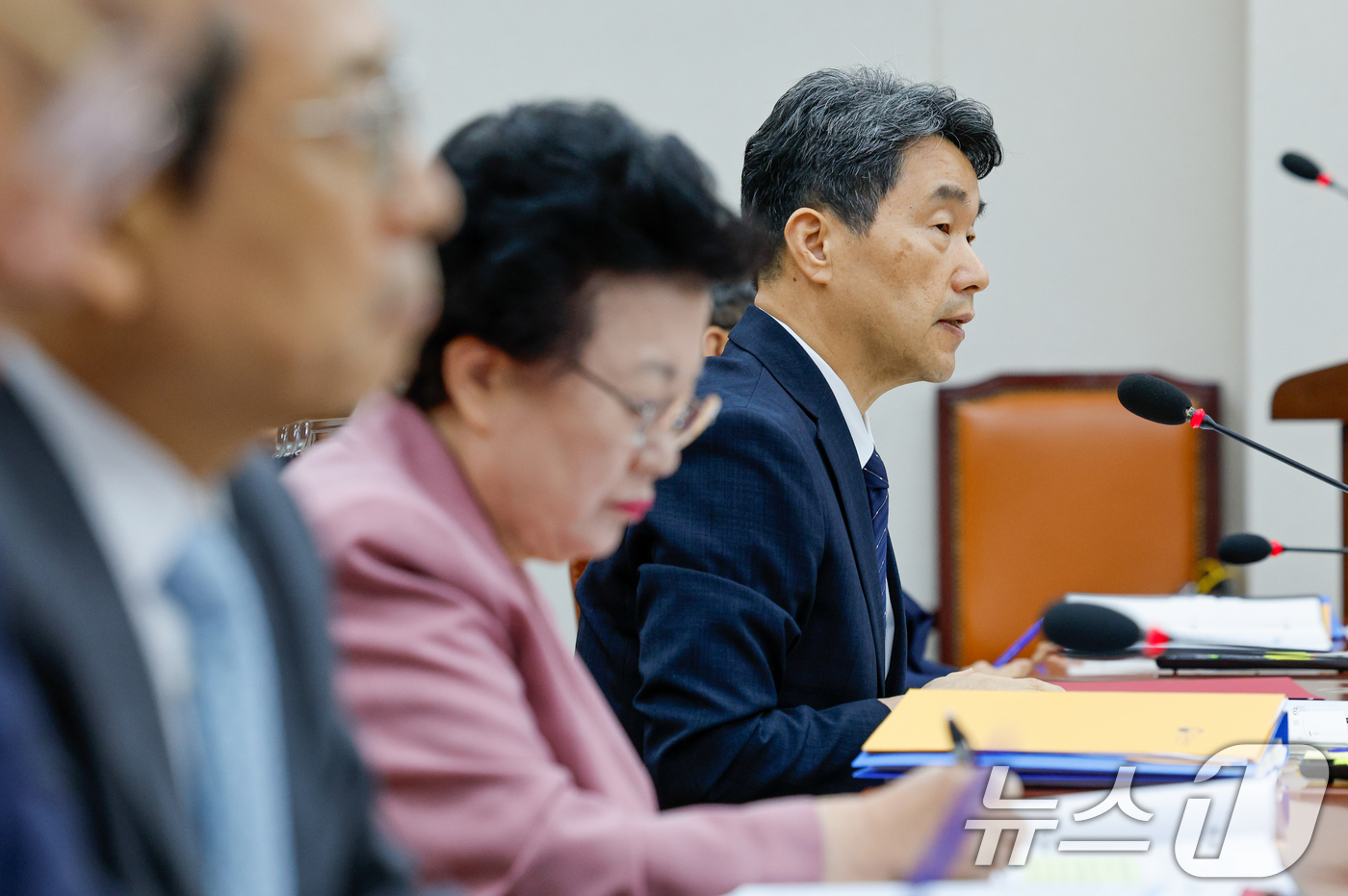 (서울=뉴스1) 안은나 기자 = 이주호 사회부총리 겸 교육부 장관이 10일 서울 여의도 국회 교육위원회에서 열린 리박스쿨 청문회에 출석해 의원 질의에 답하고 있다. 2025.7.1 …
