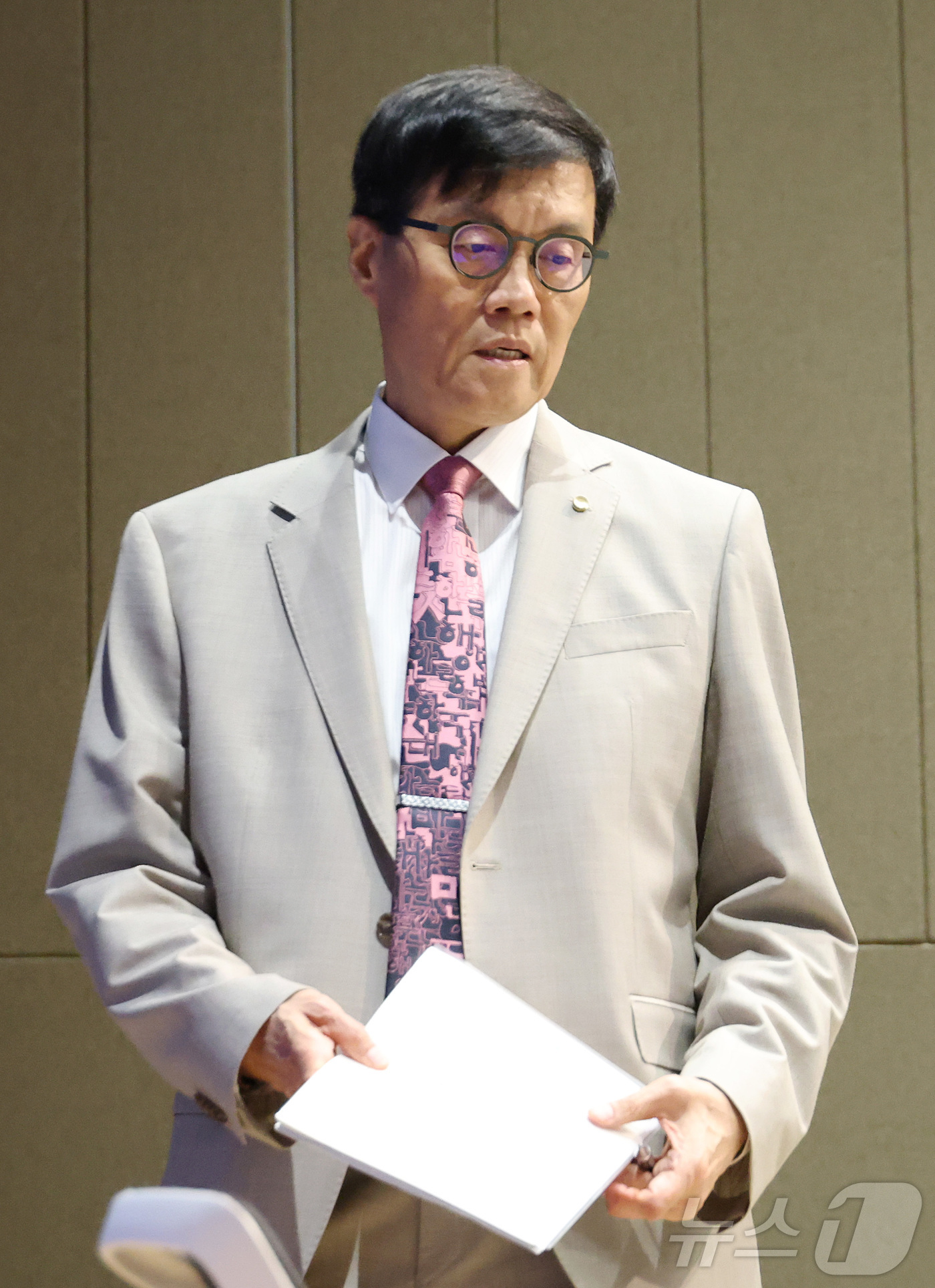 (서울=뉴스1) 사진공동취재단 = 이창용 한국은행 총재가 10일 오전 서울 중구 한국은행에서 열린 통화정책방향 기자간담회에 참석하고 있다. 2025.7.10/뉴스1