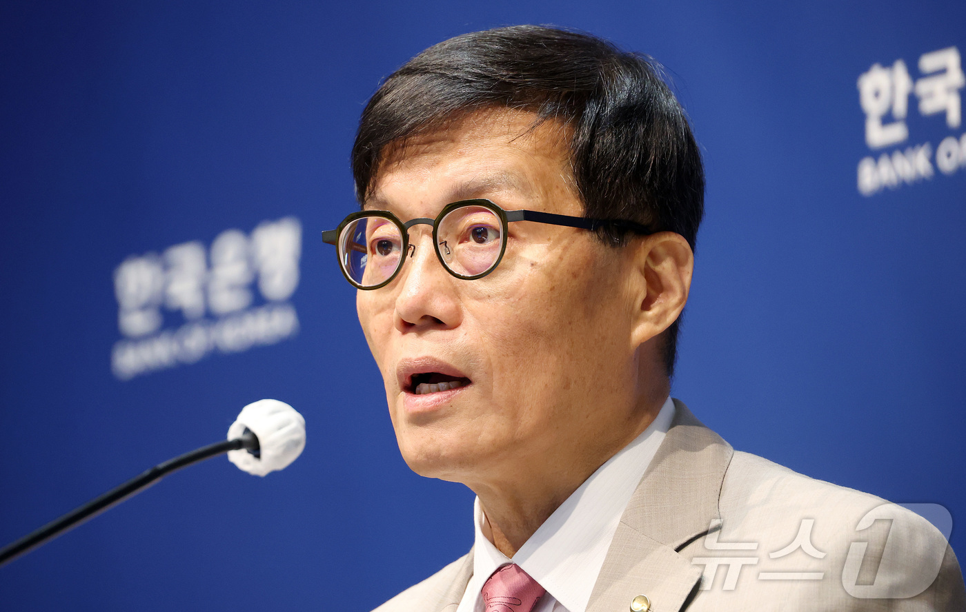 (서울=뉴스1) 사진공동취재단 = 이창용 한국은행 총재가 10일 오전 서울 중구 한국은행에서 열린 통화정책방향 기자간담회에서 발언을 하고 있다. 2025.7.10/뉴스1