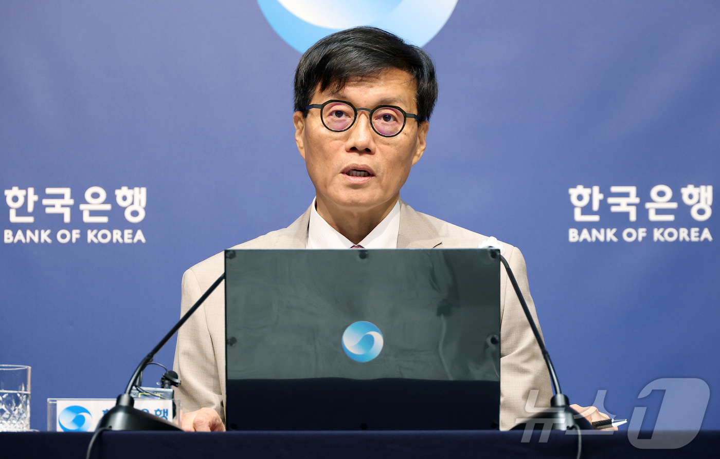 (서울=뉴스1) 사진공동취재단 = 이창용 한국은행 총재가 10일 오전 서울 중구 한국은행에서 열린 통화정책방향 기자간담회에서 발언을 하고 있다. 2025.7.10/뉴스1