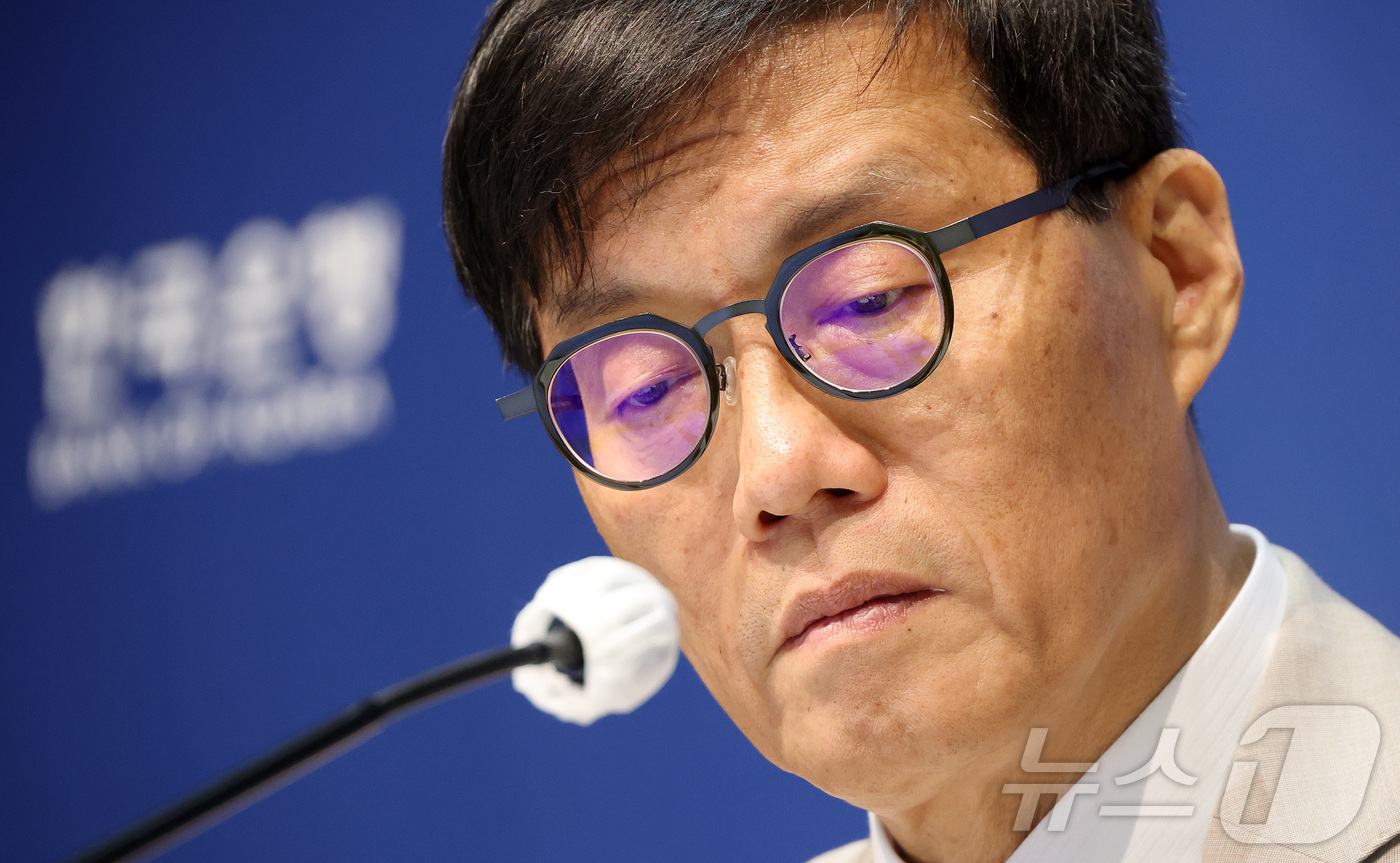 (서울=뉴스1) 사진공동취재단 = 이창용 한국은행 총재가 10일 오전 서울 중구 한국은행에서 열린 통화정책방향 기자간담회에서 취재진 질문을 듣고 있다. 2025.7.10/뉴스1
