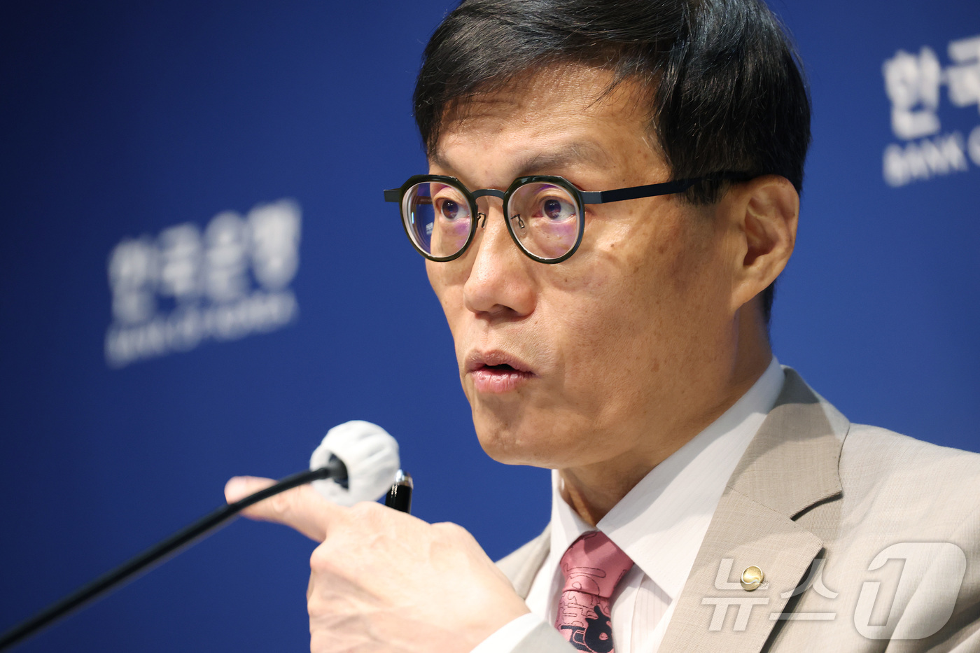 (서울=뉴스1) 사진공동취재단 = 이창용 한국은행 총재가 10일 오전 서울 중구 한국은행에서 열린 통화정책방향 기자간담회에서 발언을 하고 있다. 2025.7.10/뉴스1