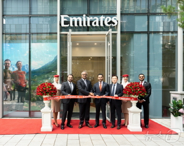 (서울=뉴스1) = 지난 9일 세계 최대 항공사 에미레이트 항공이 서울 종로구에 첫 ‘트래블 스토어’(Travel Store)를 공식 오픈했다. 오픈 기념으로 진행된 리본 커팅식에 …