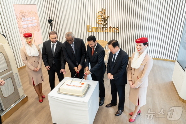 (서울=뉴스1) = 지난 9일 오전 서울 종로구에 오픈한 에미레이트 항공의 첫 ‘트래블 스토어’에서 오한 압바스(Orhan Abbas) 에미레이트 항공 극동지역 부사장, 나빌 술탄 …