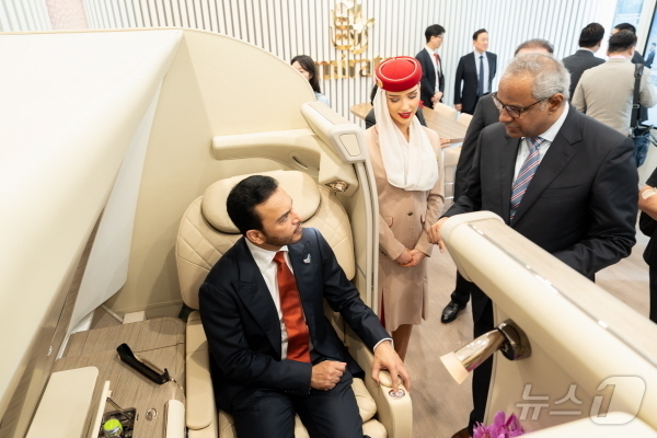 (서울=뉴스1) = 지난 9일 서울 종로구에 공식 오픈한 국내 첫 에미레이트 항공 ‘트래블 스토어’(Travel Store)에 마련된 프리미엄 서비스 체험 공간에서 압둘라 사이프 …