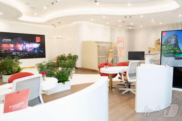 (서울=뉴스1) = 에미레이트 항공이 지난 9일 서울 종로구에 국내 첫 ‘트래블 스토어’(Travel Store)를 공식 오픈했다. 트래블 스토어는 고객 맞춤형 프리미엄 서비스와 …