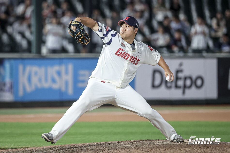 본문 이미지 - 롯데 자이언츠 투수 심재민은 9일 열린 두산 베어스와 KBO리그 부산 경기에서 1⅔이닝 무실점 호투를 펼쳐 팀 승리를 이끌었다. (롯데 자이언츠 제공)