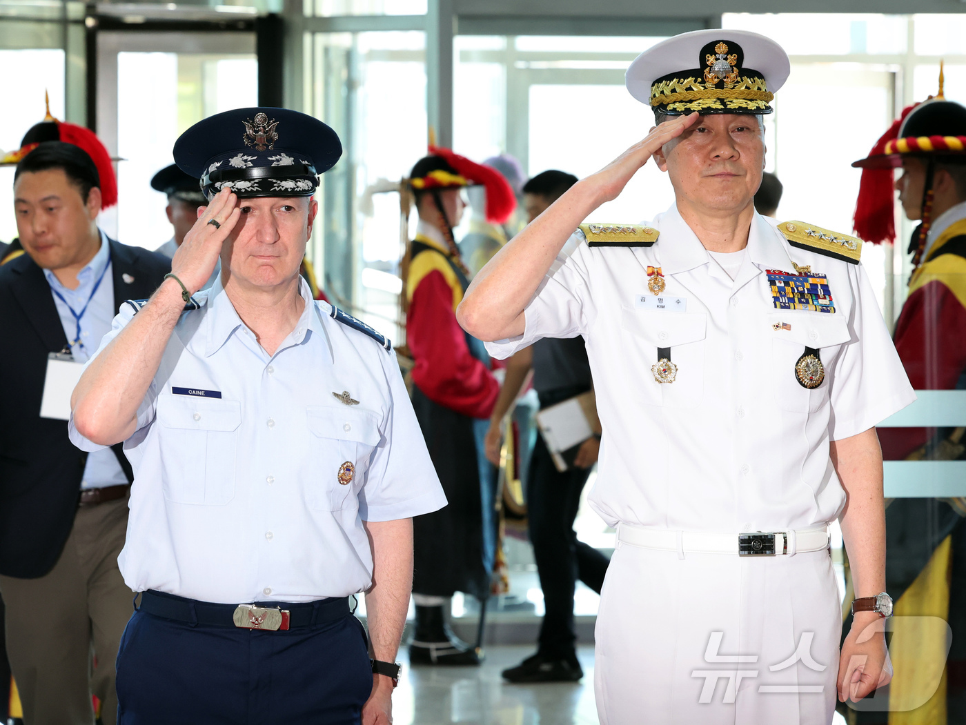 (서울=뉴스1) 황기선 기자 = 김명수 합동참모본부 의장과 존 다니엘 케인 미국 합참의장이 10일 오후 서울 용산구 합참청사에서 열린 미국 합참의장 의장행사에서 경례를 하고 있다. …