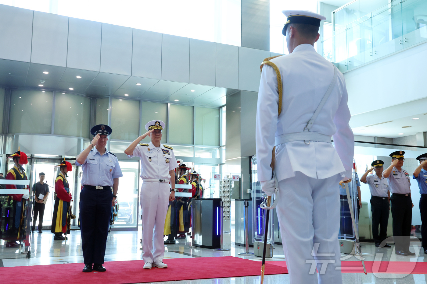 (서울=뉴스1) 황기선 기자 = 김명수 합동참모본부 의장과 존 다니엘 케인 미국 합참의장이 10일 오후 서울 용산구 합참청사에서 열린 미국 합참의장 의장행사에서 경례를 하고 있다. …