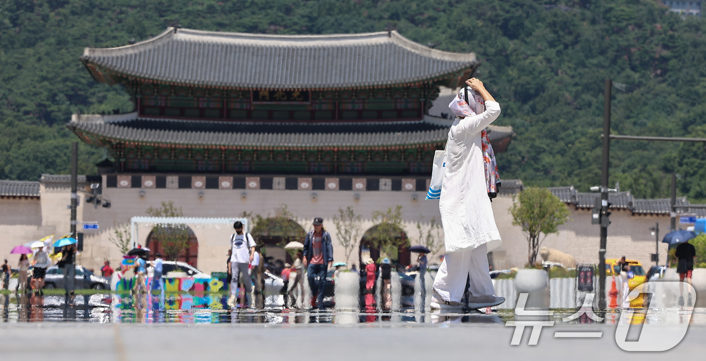 (서울=뉴스1) 김도우 기자 = 폭염이 이어진 10일 서울 종로구 광화문광장에 아지랑이가 피어오르고 있다. 2025.7.10/뉴스1