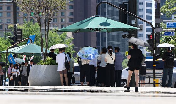 기록적 폭염에 야외형 아울렛 '고심'…실내형은 '함박웃음'
