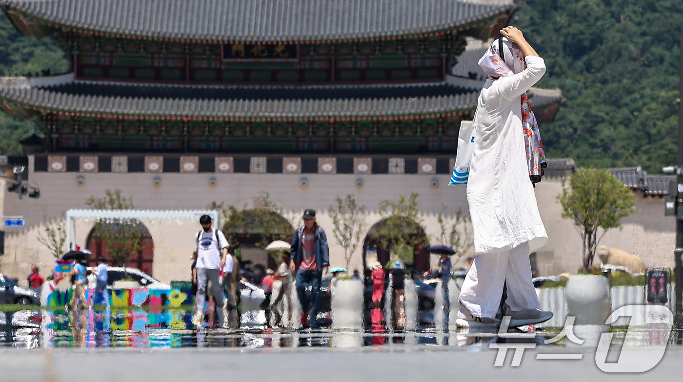 (서울=뉴스1) 김도우 기자 = 폭염이 이어진 10일 서울 종로구 광화문광장에 아지랑이가 피어오르고 있다. 2025.7.10/뉴스1
