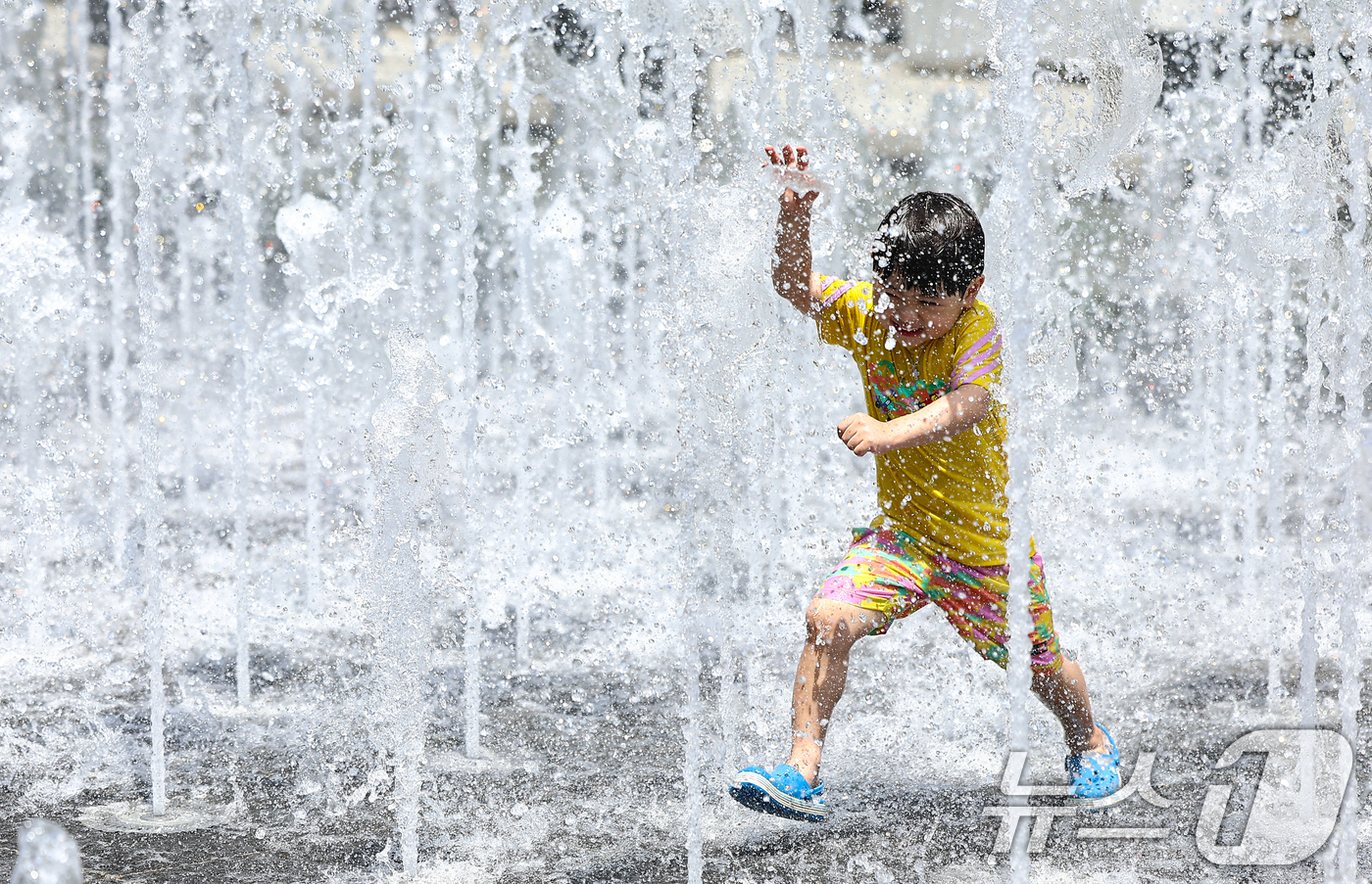 (서울=뉴스1) 김도우 기자 = 폭염이 이어진 10일 서울 종로구 광화문광장 바닥분수에서 어린이들이 물놀이하며 더위를 식히고 있다. 2025.7.10/뉴스1