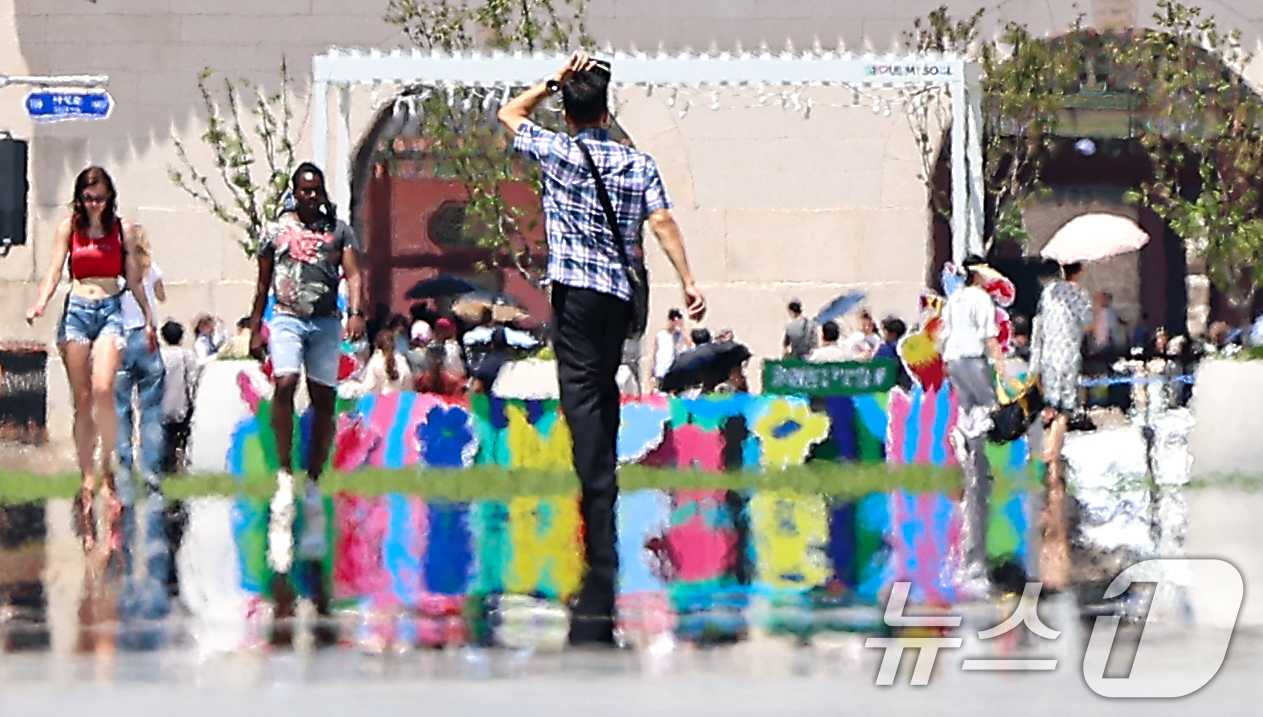 (서울=뉴스1) 김도우 기자 = 폭염이 이어진 10일 서울 종로구 광화문광장에 아지랑이가 피어오르고 있다. 2025.7.10/뉴스1